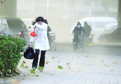 武汉冷风冷雨来袭 气温骤降10℃
