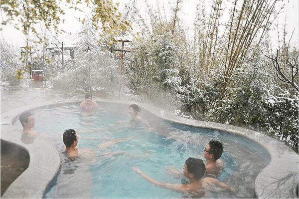 资料图:下雪天游客在咸宁泡温泉