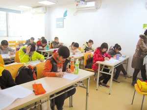 七成中小学生涌入培训班,大多是被父母逼去的