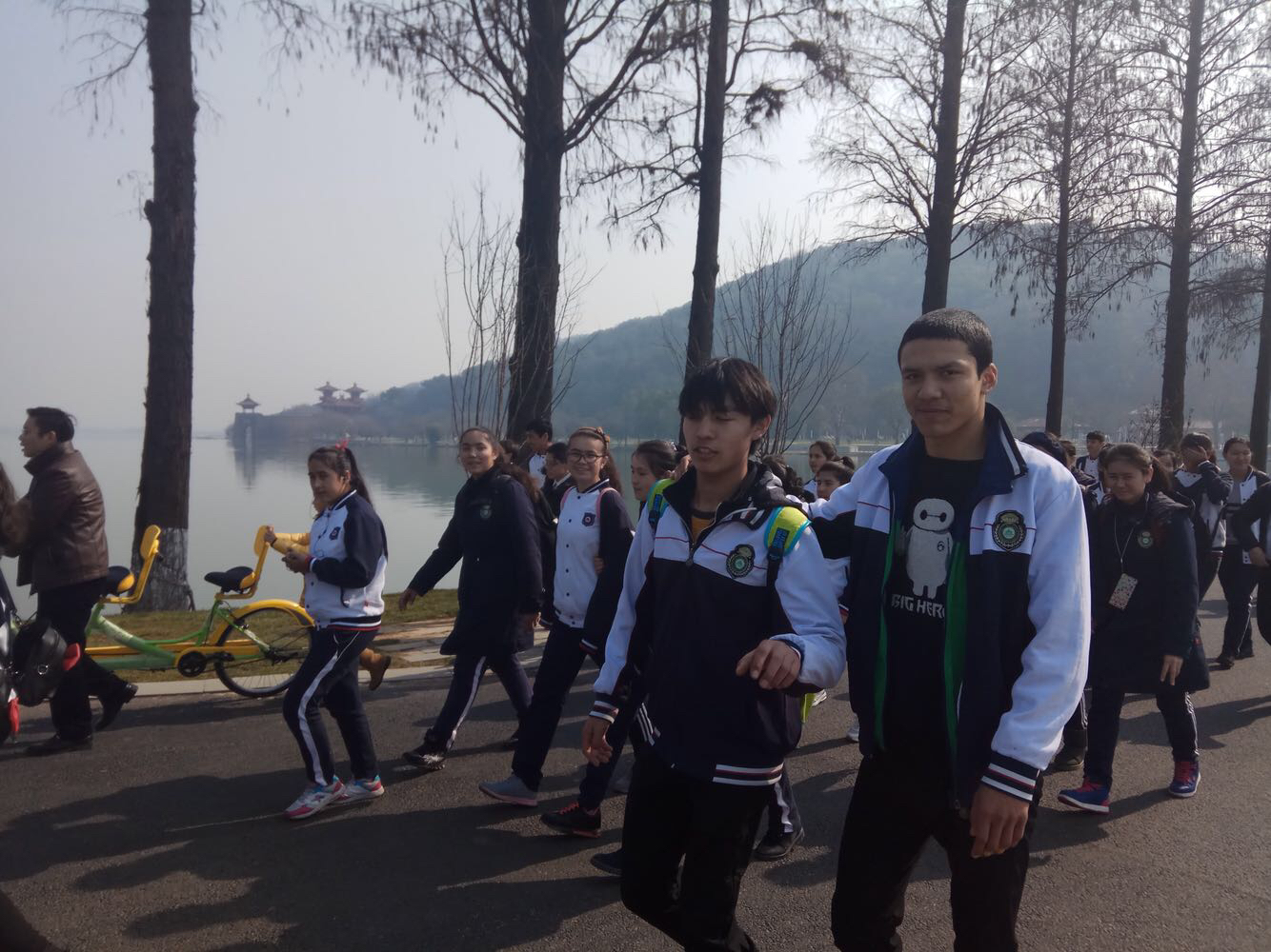 东湖中学新疆学生畅游东湖绿道看武汉