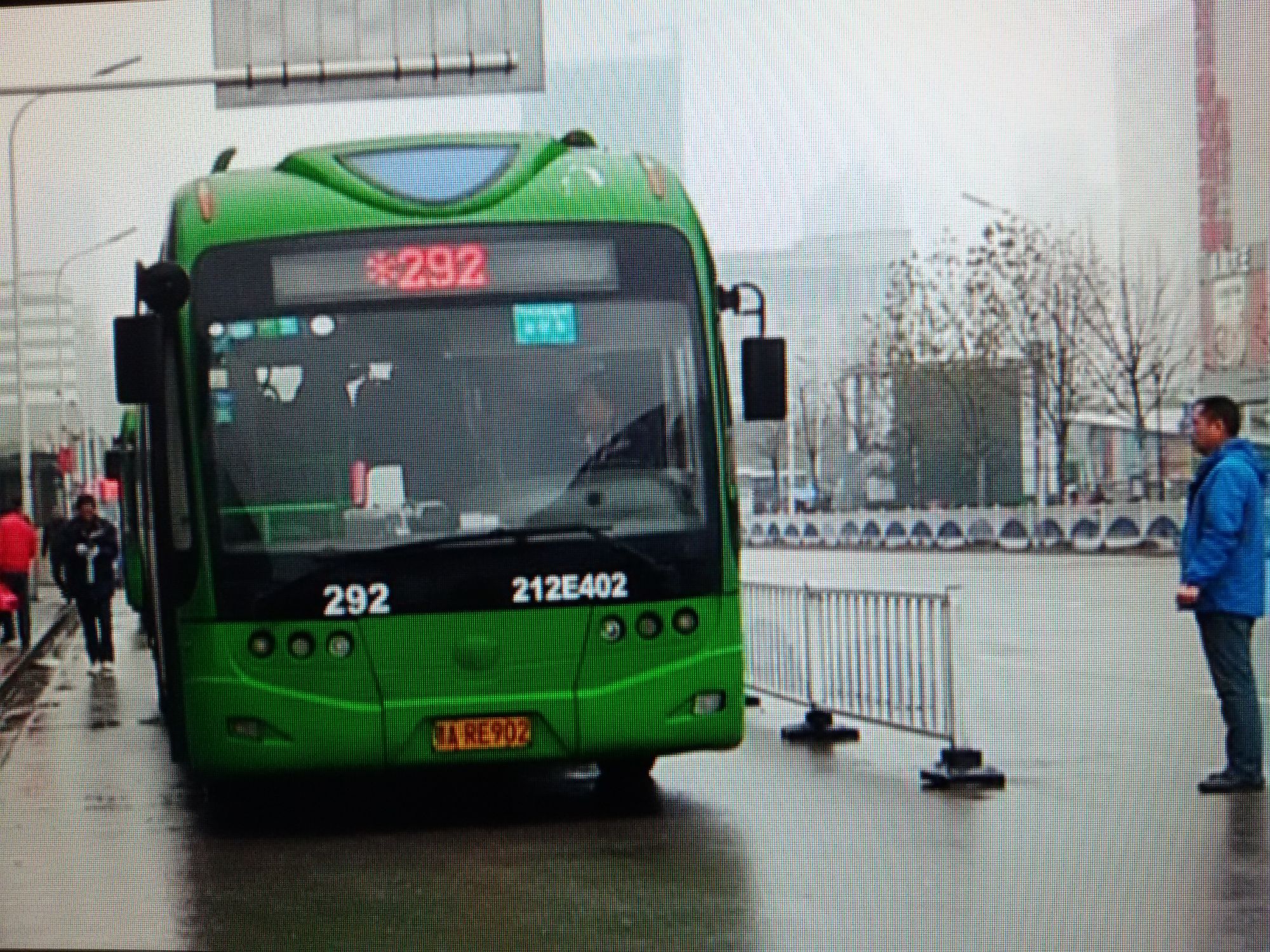 春运出行和返程的高峰,记者今天来到位于汉口火车站的武汉公交292路