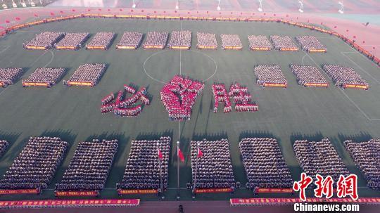 衡水二中举行高考百日誓师大会学生喊声震天