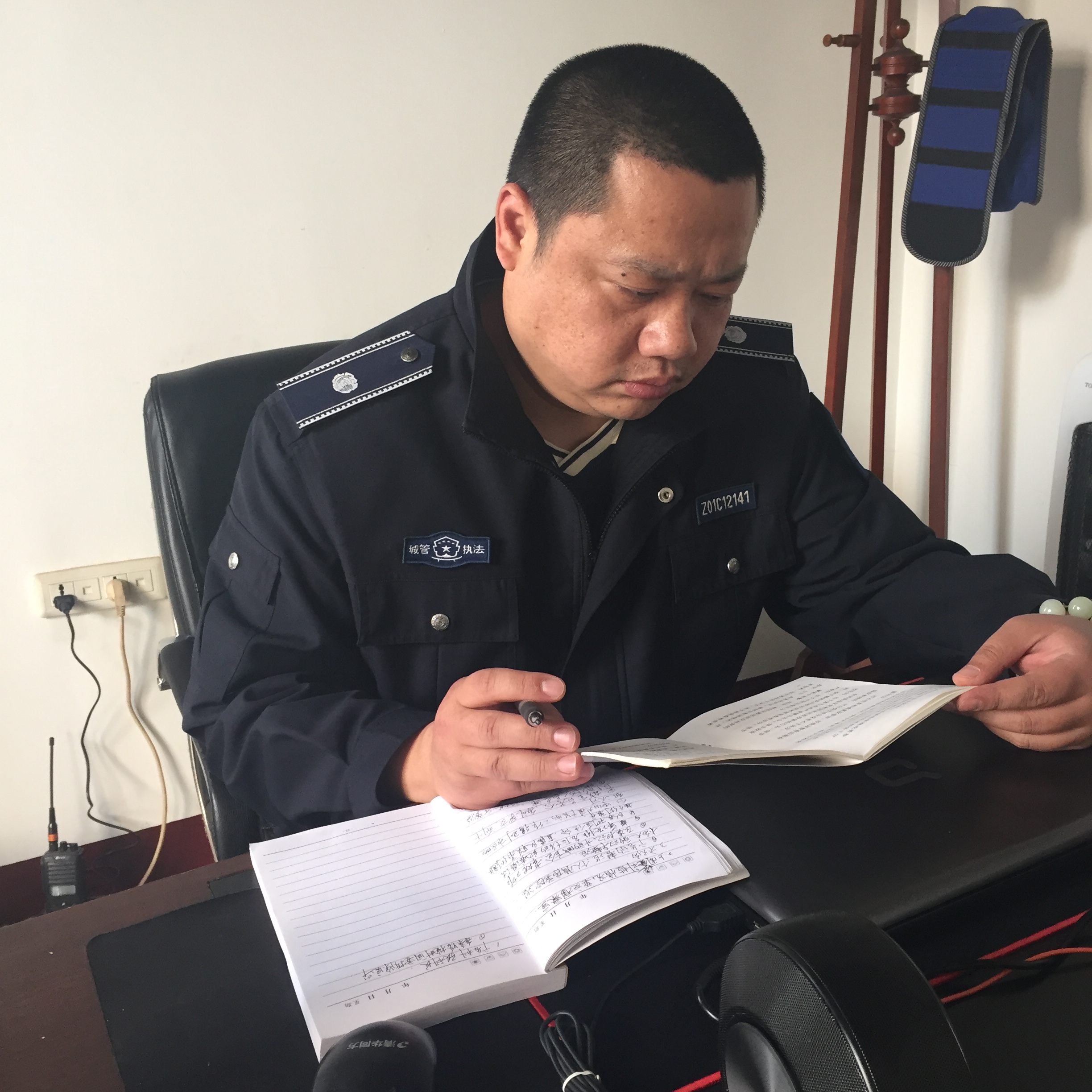 这位城管执法中队长就是武汉市江汉区城管执法大队直属三中队队长刘贝