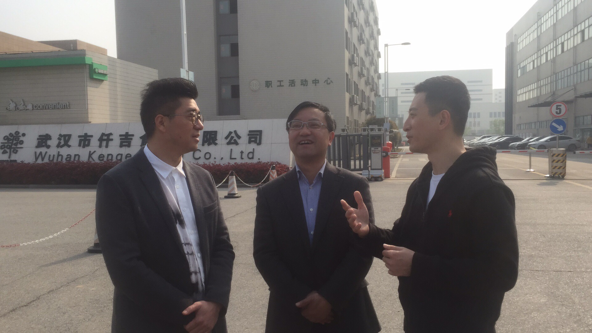 今天的直播在清晨的阳光下开始,武汉市仟吉食品有限公司董事长陆伟(左