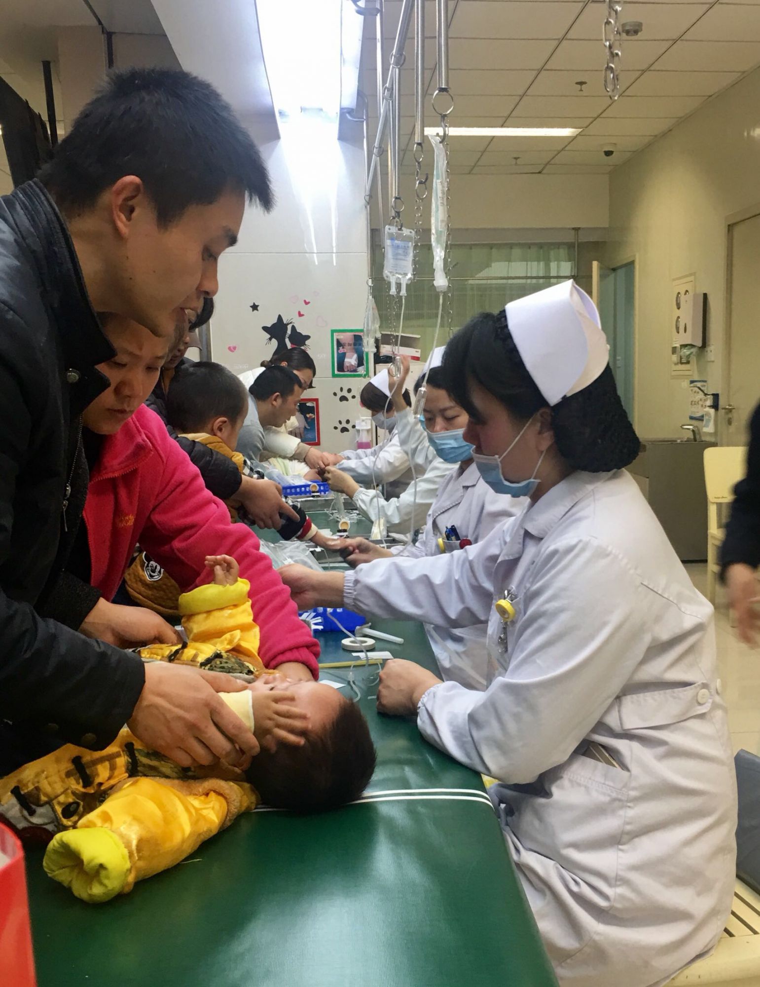 【独家·见微】双节刚完幼儿齐齐到医院 手足口病再起波澜