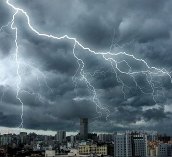 雷电暴雨来袭!湖北成强降雨中心