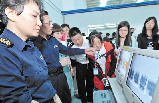 近日,在武汉海关驻邮局办事处报关大厅,海关关员柳洁向市民陈涛耐心解释如何通过微信公众号武易通关办理国际邮件的通关手续,经过仅仅几分钟的操作,手续即告办结。取到邮件的陈先生感慨道:我待过好多个大城市,都还不能在线报关取件,没想到在武汉家门口就可以享受这样的服务!